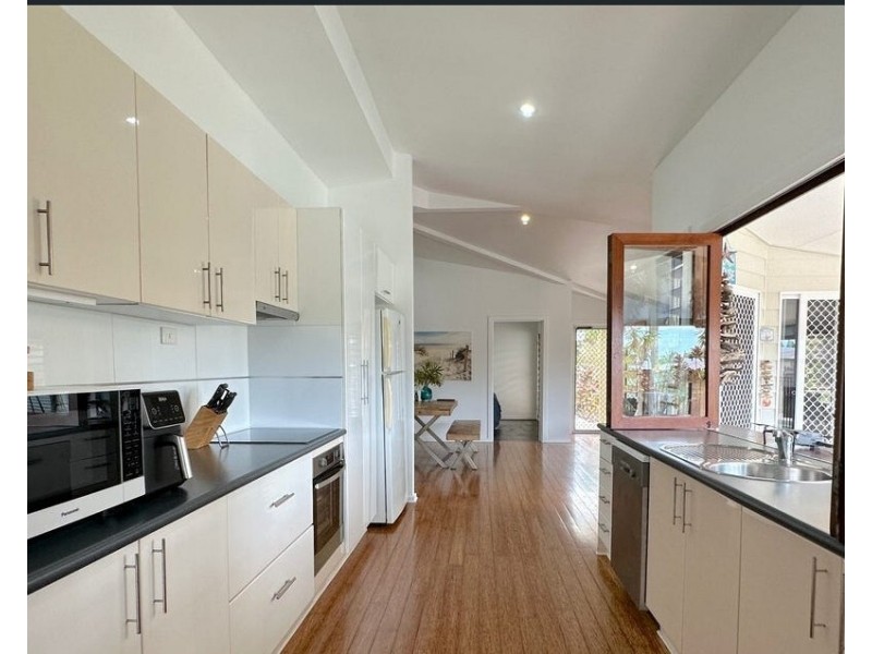 21 Voyager Street, South Mission Beach QLD 4852