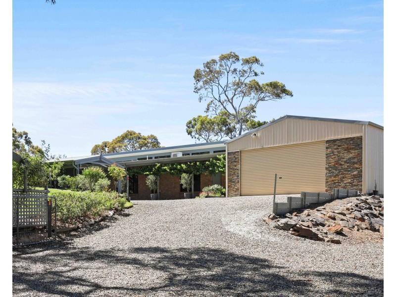 4 Finniss Rd, Victor Harbor SA 5211