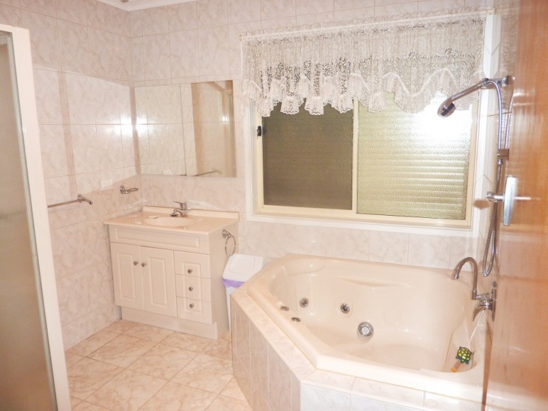 11 Regal Avenue, Hallam VIC 3803