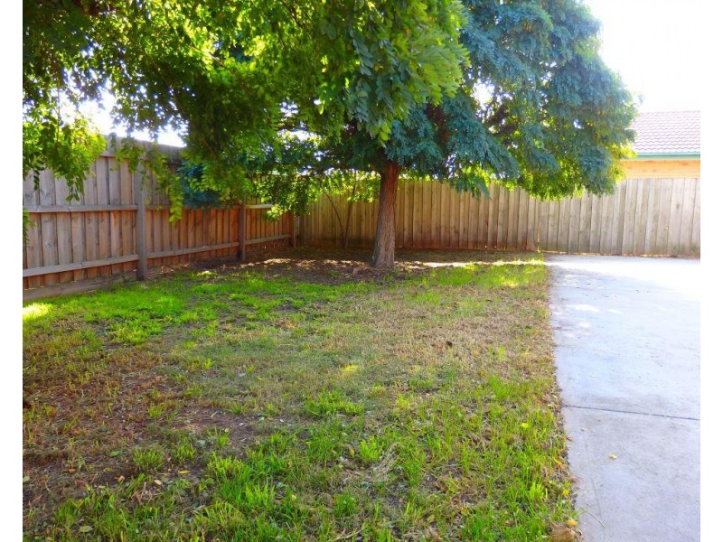 3 Greenmantle Close, Cranbourne West VIC 3977