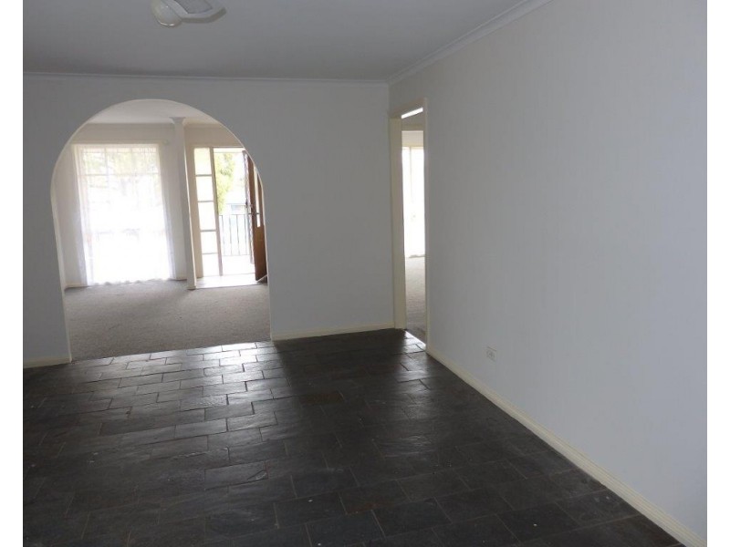 10 WILLOW DRIVE, Hampton Park VIC 3976