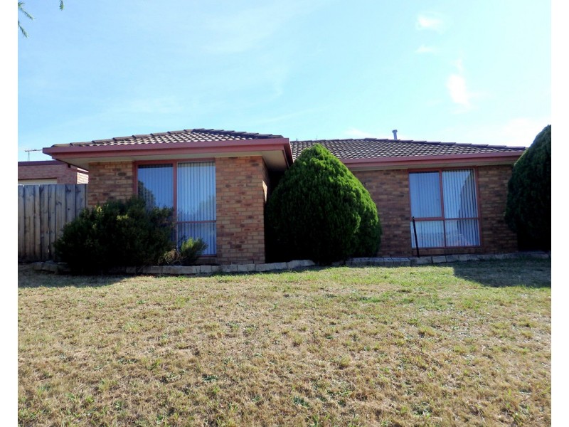 15 WEEDEN CRESCENT, Hallam VIC 3803