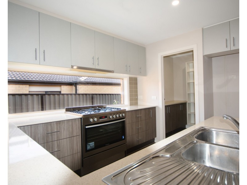 37 Windermere Boulevard, Pakenham VIC 3810