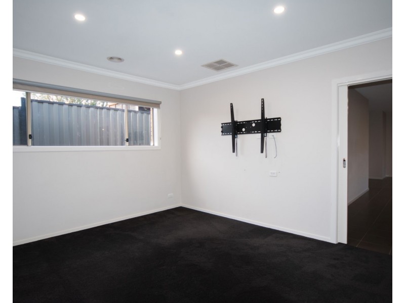 37 Windermere Boulevard, Pakenham VIC 3810