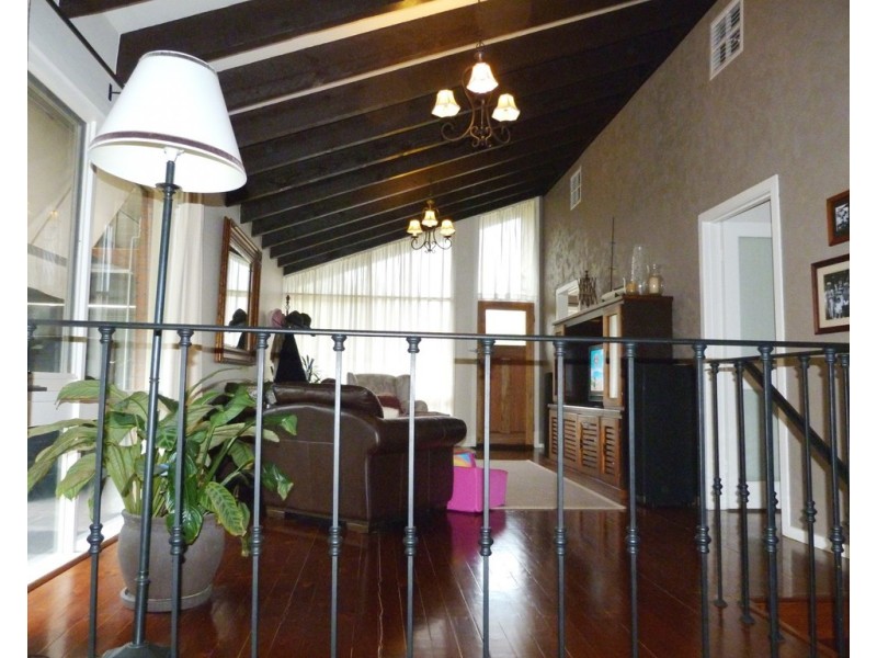 2 Eddington Pl, Endeavour Hills VIC 3802