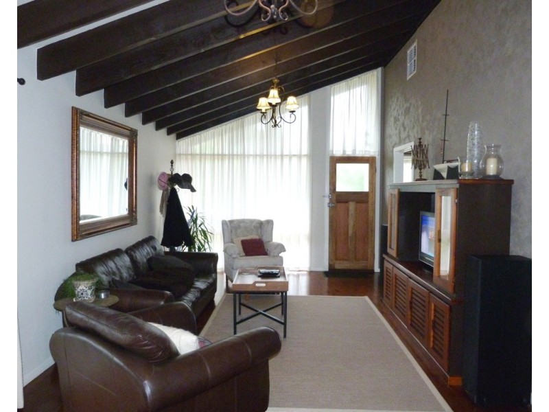 2 Eddington Pl, Endeavour Hills VIC 3802