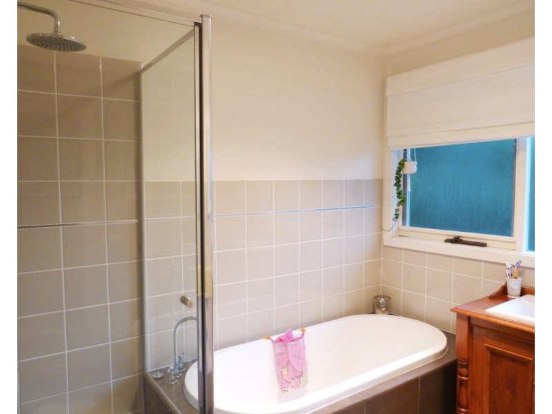 2 Eddington Pl, Endeavour Hills VIC 3802