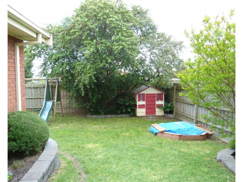 2 Eddington Pl, Endeavour Hills VIC 3802