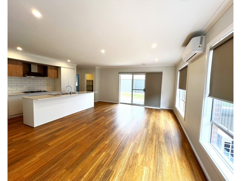 8 Silverstar Street, Pakenham VIC 3810