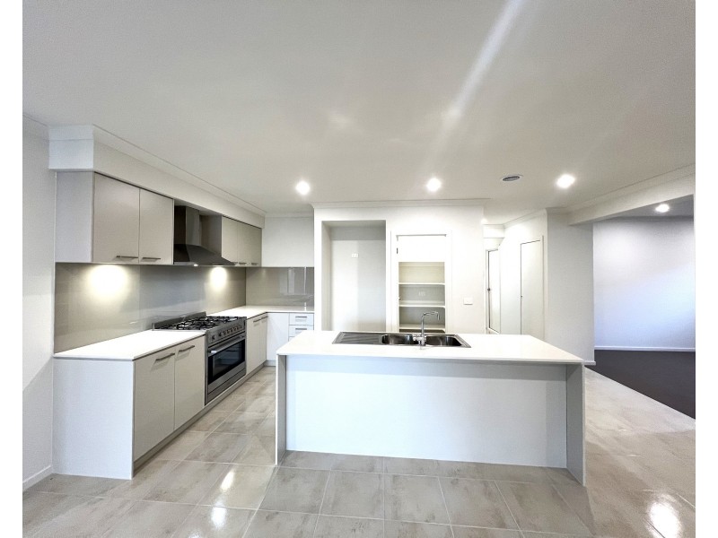 38 Frodo Circuit, Clyde VIC 3978