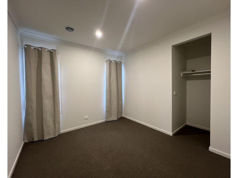 38 Frodo Circuit, Clyde VIC 3978
