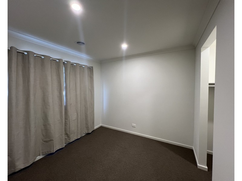 38 Frodo Circuit, Clyde VIC 3978