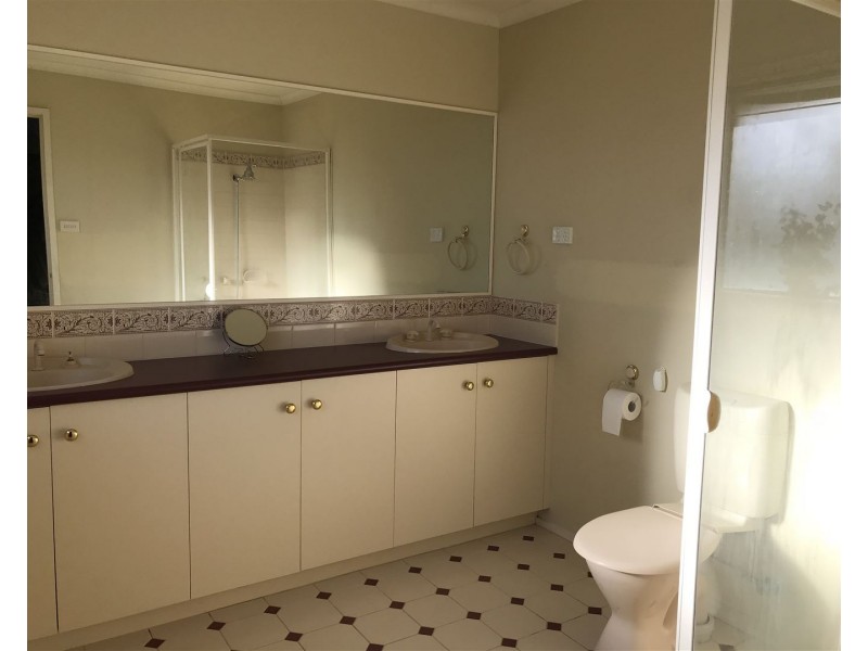 24 BOUNTY WAY, Berwick VIC 3806