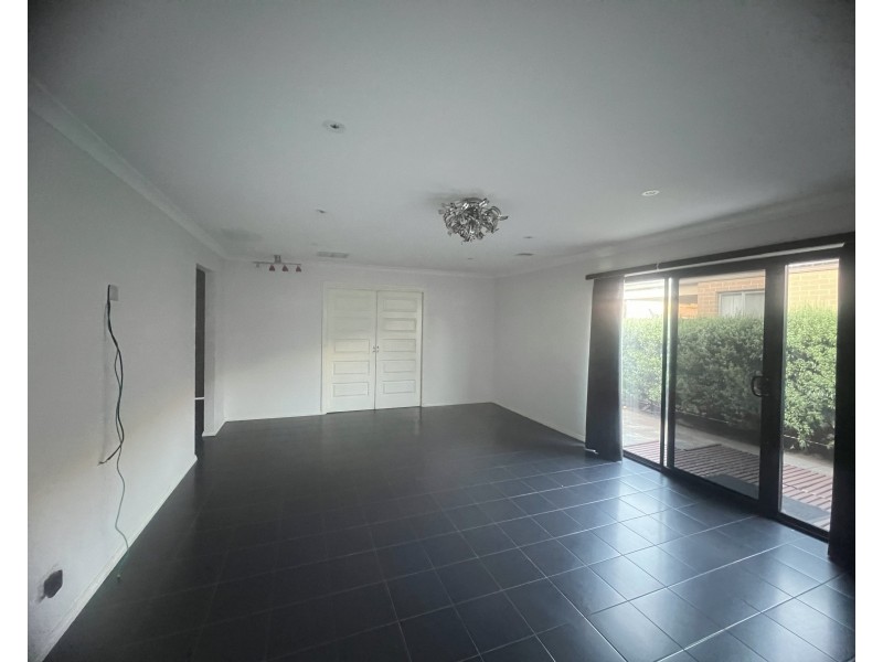 25 Naas Road, Clyde North VIC 3978