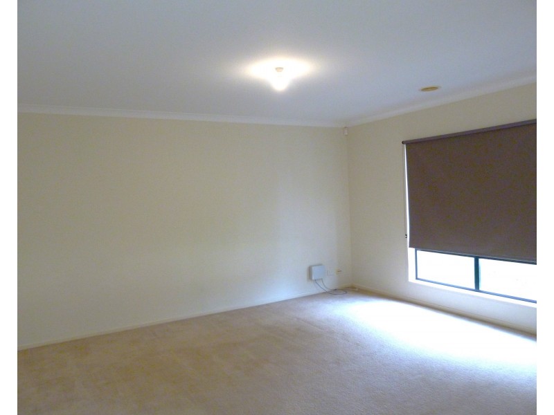 14 White Gum Way, Cranbourne North VIC 3977