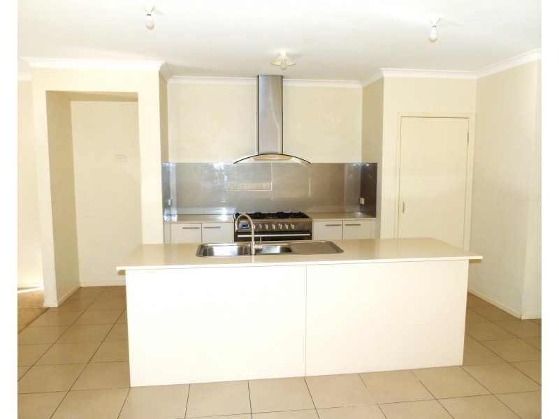 14 White Gum Way, Cranbourne North VIC 3977