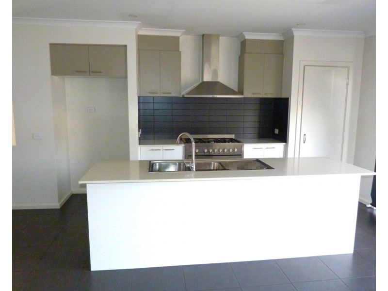 17 Melodie Drive, Officer VIC 3809