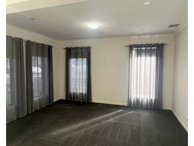 25 Observatory Street, Clyde North VIC 3978