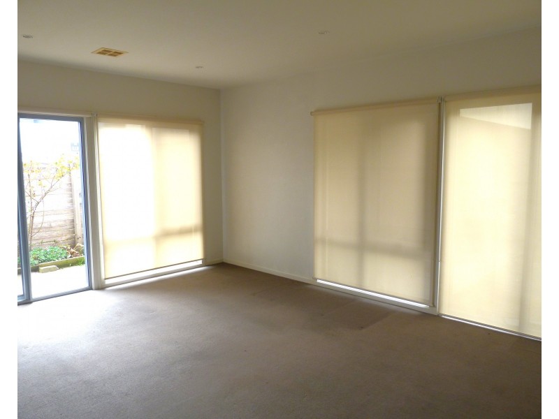 11/2 THE ENTRANCE, Pakenham VIC 3810