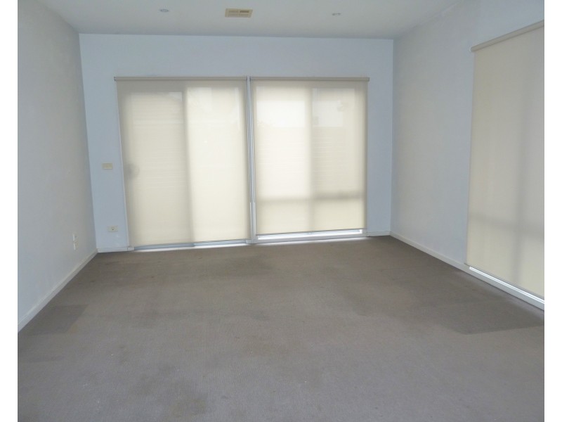 11/2 THE ENTRANCE, Pakenham VIC 3810