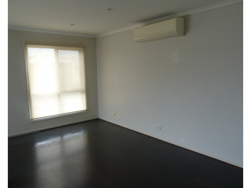 11/2 THE ENTRANCE, Pakenham VIC 3810