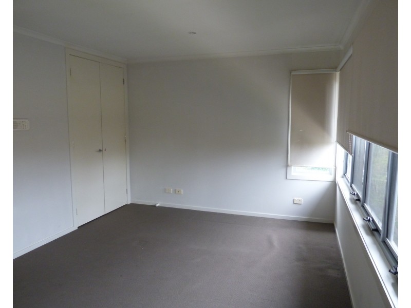 11/2 THE ENTRANCE, Pakenham VIC 3810