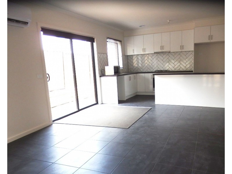 8 Allison Avenue, Eumemmerring VIC 3177