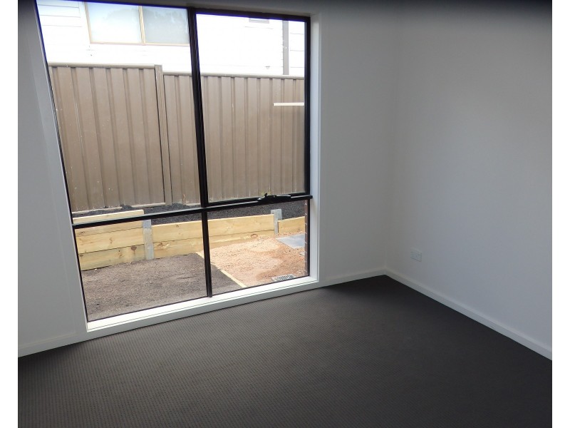 8 Allison Avenue, Eumemmerring VIC 3177