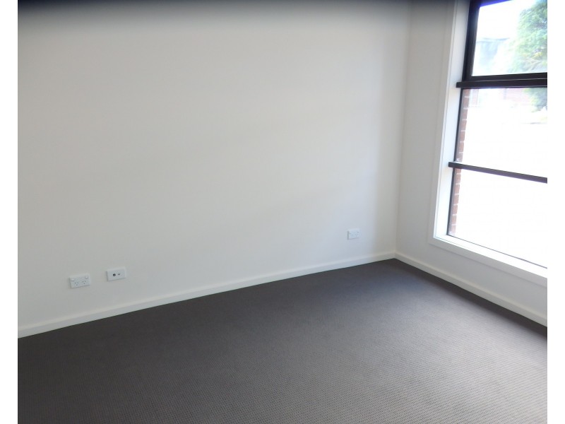 8 Allison Avenue, Eumemmerring VIC 3177