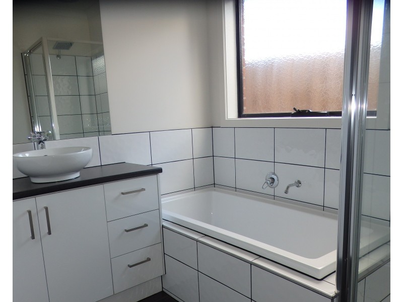 8 Allison Avenue, Eumemmerring VIC 3177