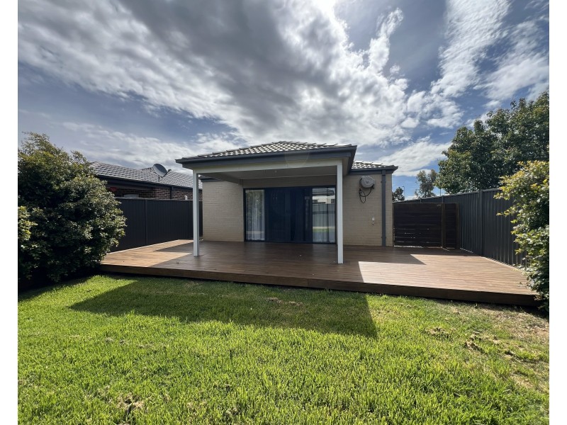 10 Prendergast Avenue, Cranbourne East VIC 3977