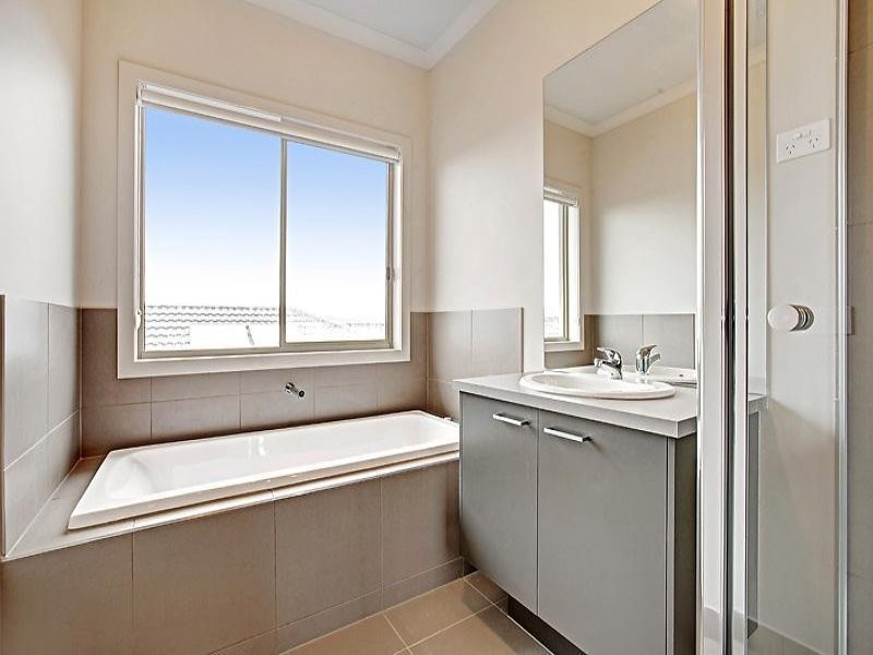 8 Fairlight Avenue, Keysborough VIC 3173