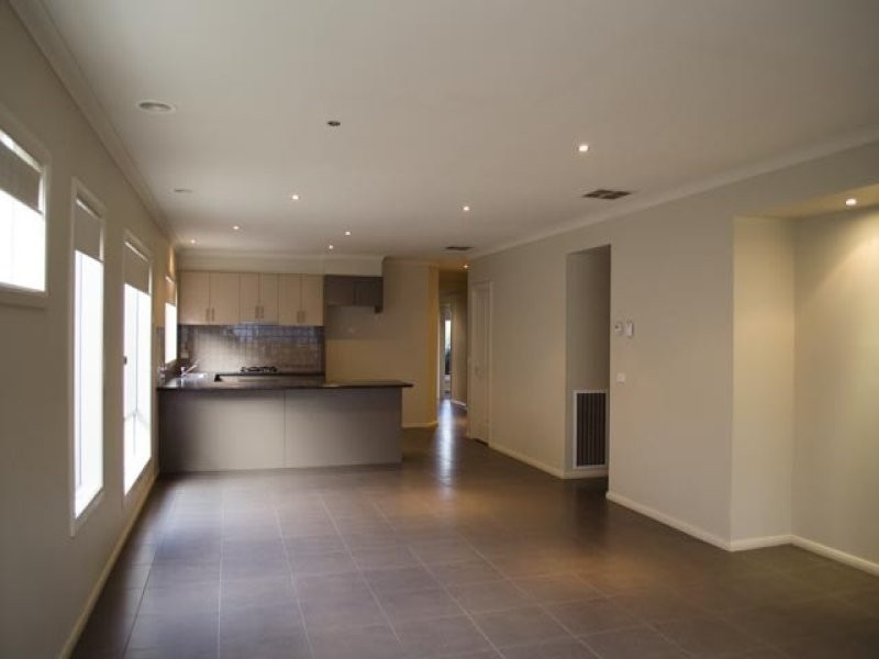 8 Platt Close, Pakenham VIC 3810