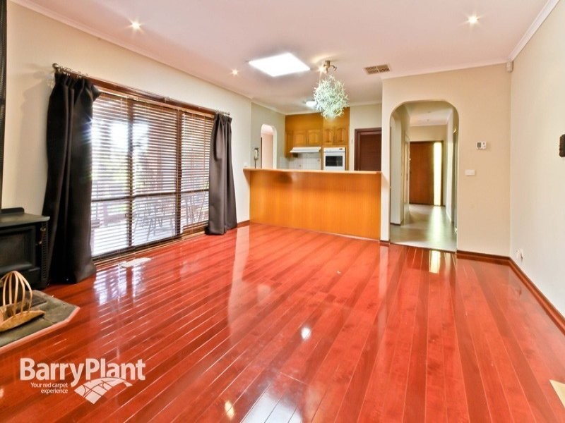 13 Hinrichsen Drive, Hallam VIC 3803