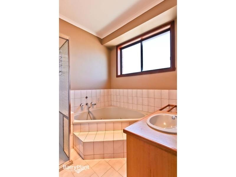 13 Hinrichsen Drive, Hallam VIC 3803