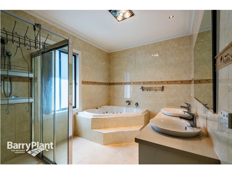 8 Island Point Avenue, Waterways VIC 3195