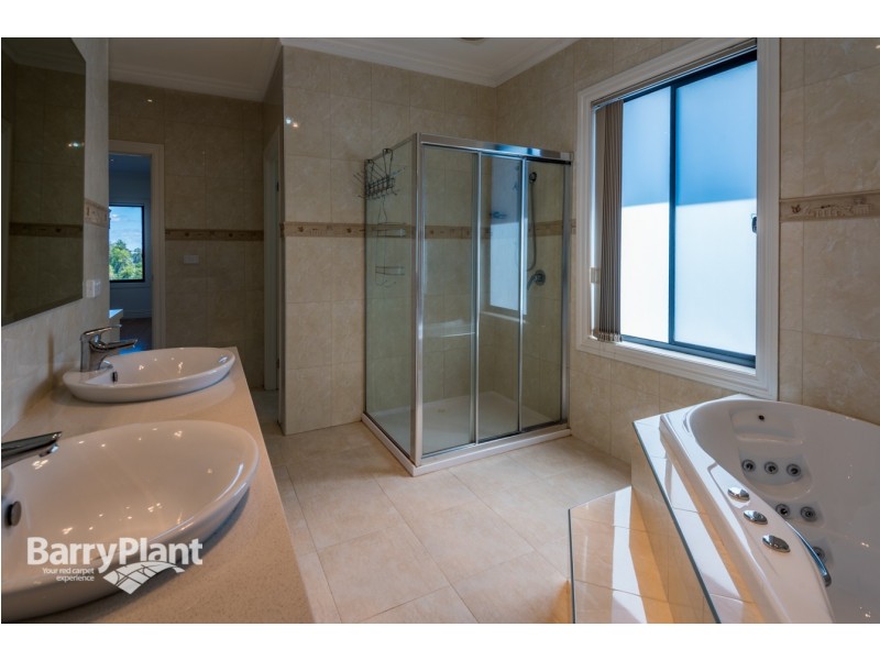 8 Island Point Avenue, Waterways VIC 3195