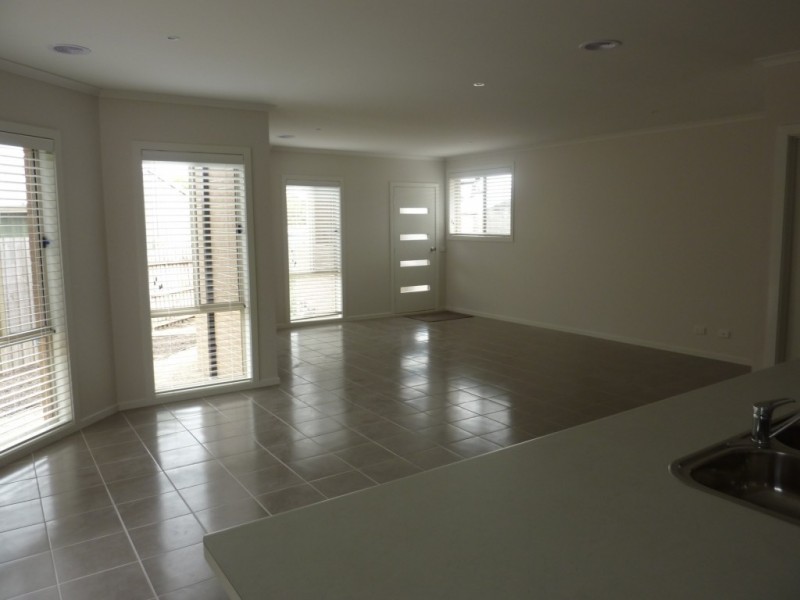 2/6 Clay Crt, Dandenong North VIC 3175