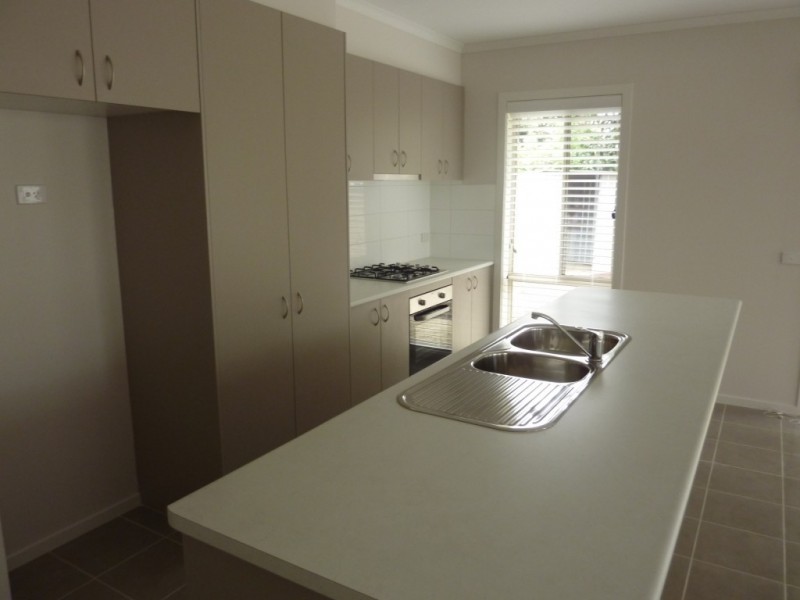 2/6 Clay Crt, Dandenong North VIC 3175