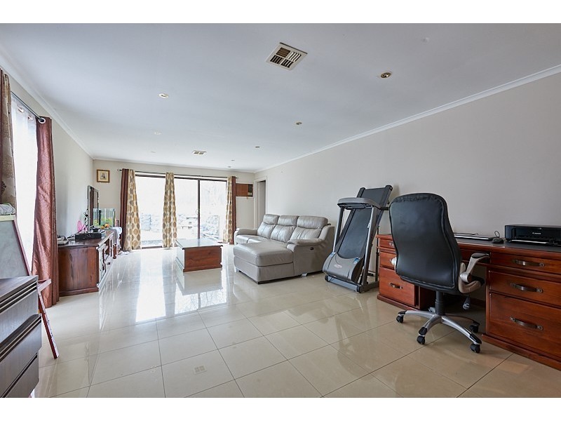 10 Sydney Parkinson Ave, Endeavour Hills VIC 3802