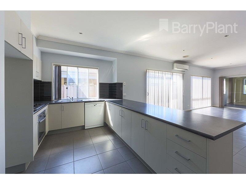 11 White Gum Way, Cranbourne North VIC 3977