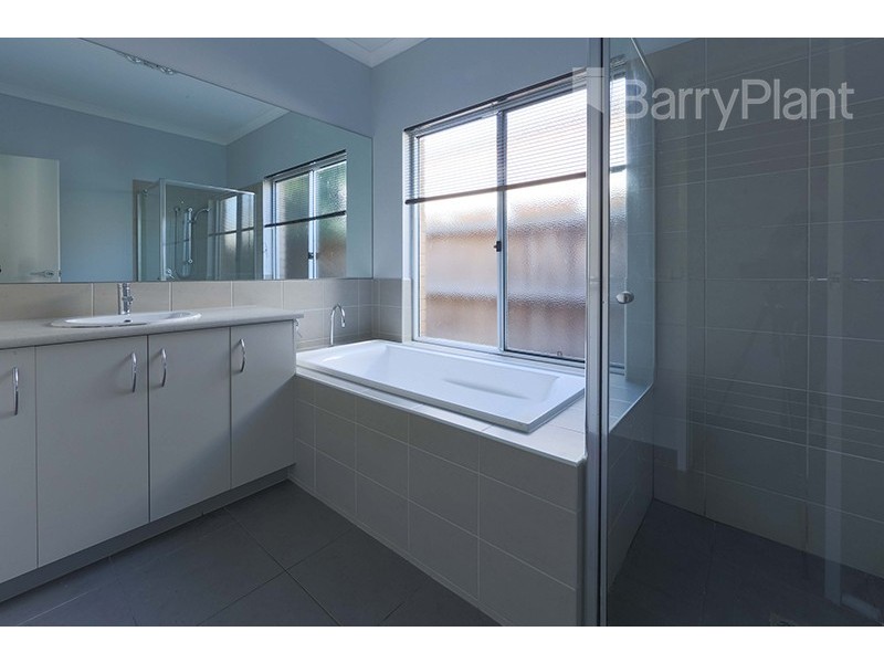 11 White Gum Way, Cranbourne North VIC 3977