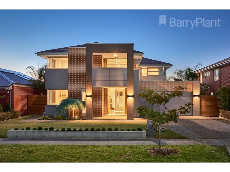 8 Orrington Drive, Keysborough VIC 3173