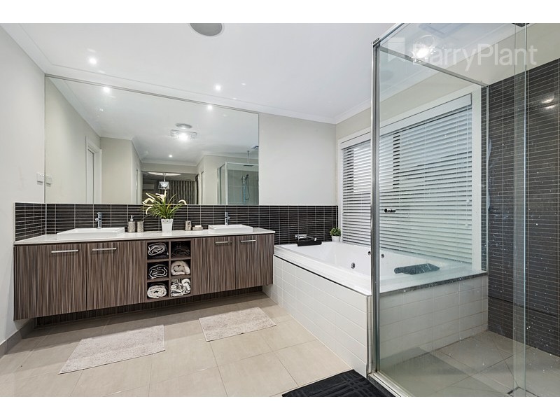 8 Orrington Drive, Keysborough VIC 3173