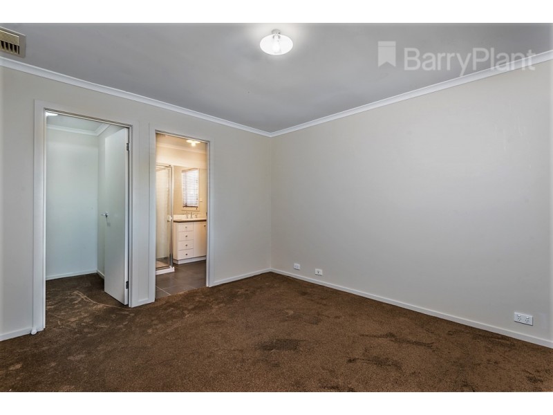 9 Chin Crt, Berwick VIC 3806