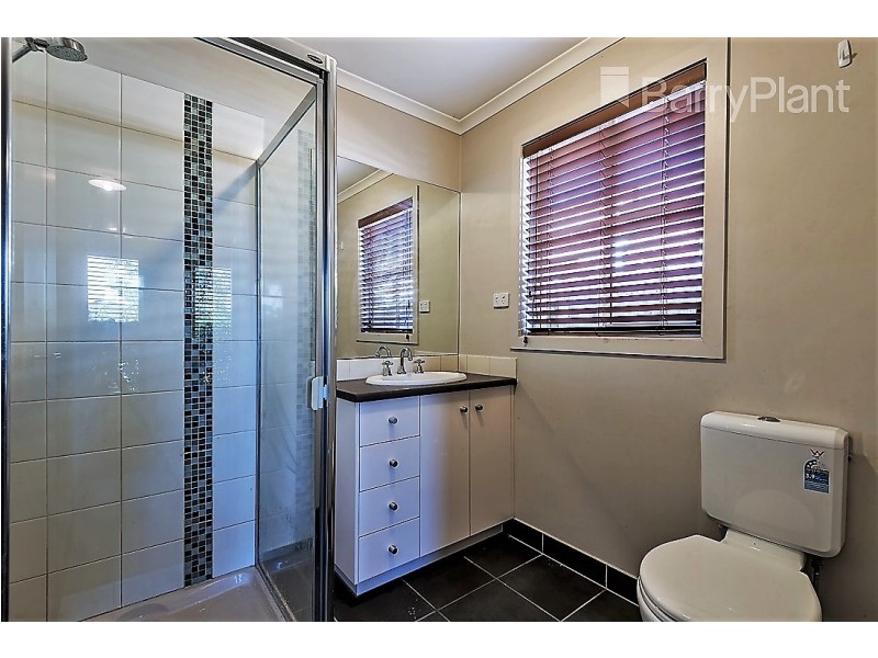 9 Chin Crt, Berwick VIC 3806