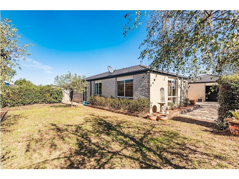9 Chin Crt, Berwick VIC 3806