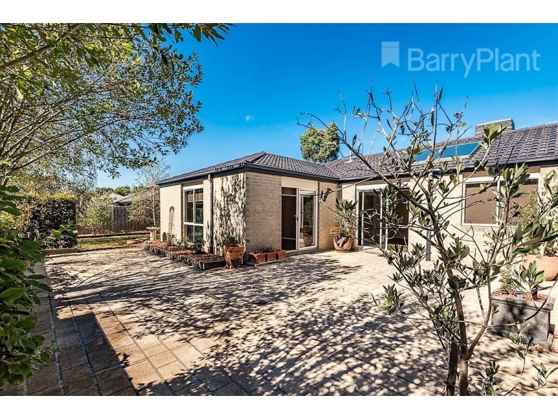 9 Chin Crt, Berwick VIC 3806