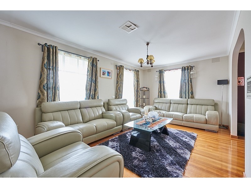 10 Sydney Parkinson Ave, Endeavour Hills VIC 3802