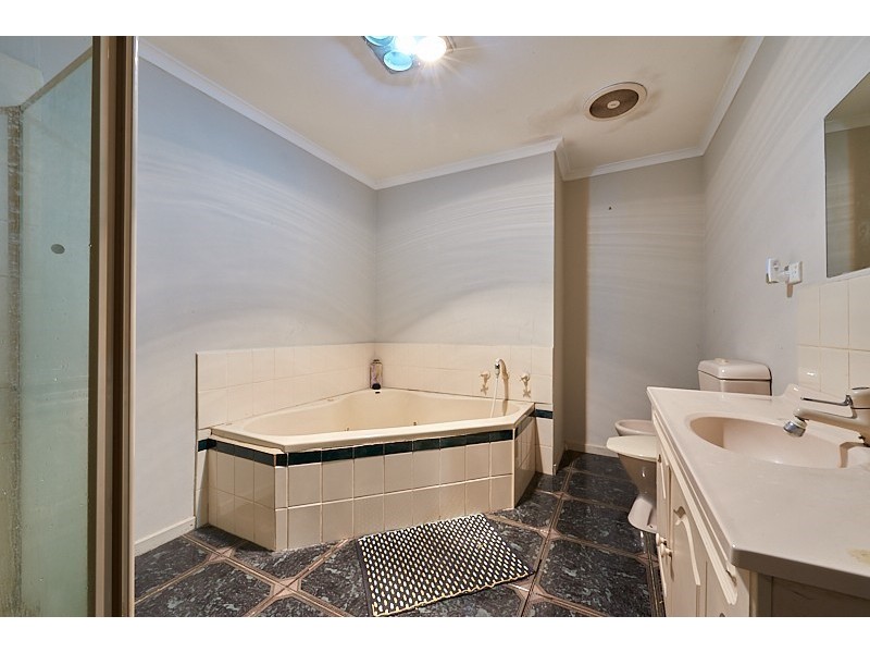 10 Sydney Parkinson Ave, Endeavour Hills VIC 3802